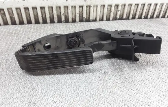 Mercedes-Benz C W203 Accelerator throttle pedal A2113000404