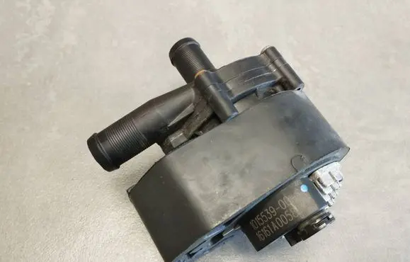 Mercedes-Benz B W246 W242 Water pump 101553900C