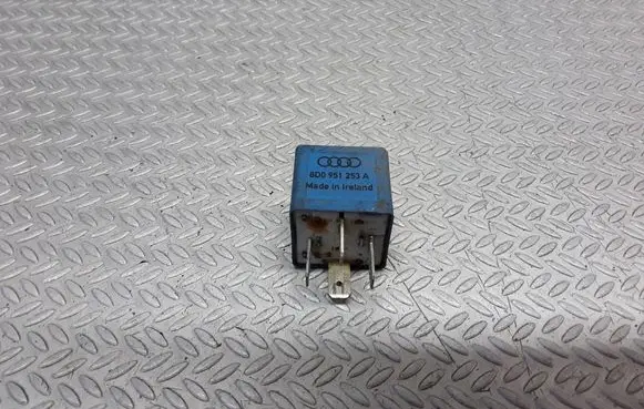 Volkswagen PASSAT B5 Other relay 8D0951253A