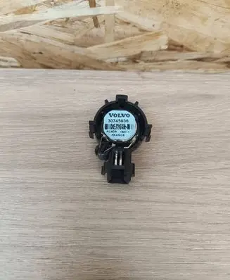 Front door high frequency speaker