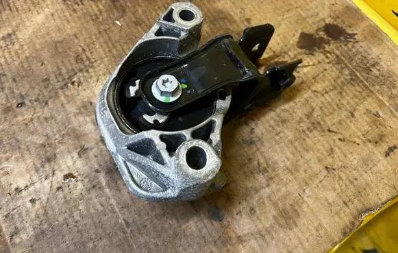 Citroen DS7 Crossback Engine mount bracket 9804890680