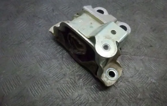 Fiat 500L Engine mount bracket