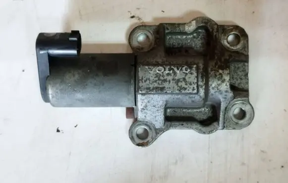 Volvo V70 Camshaft vanos timing valve 8670422