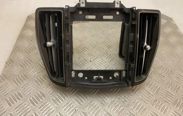 Volvo XC60 Dash center air vent grill 31477274 31477275 31417742