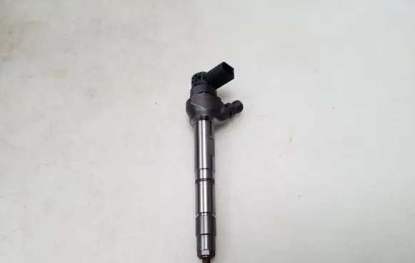 Audi A5 8T 8F Fuel injector 04L130277AE