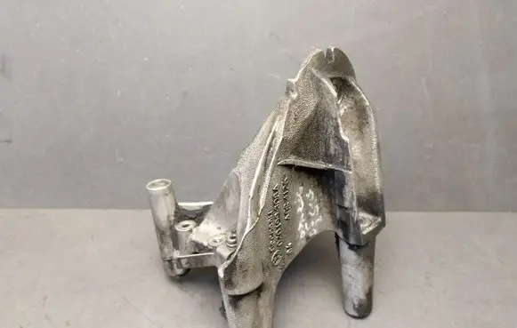 Volkswagen Touareg I Engine mounting bracket 070199308A
