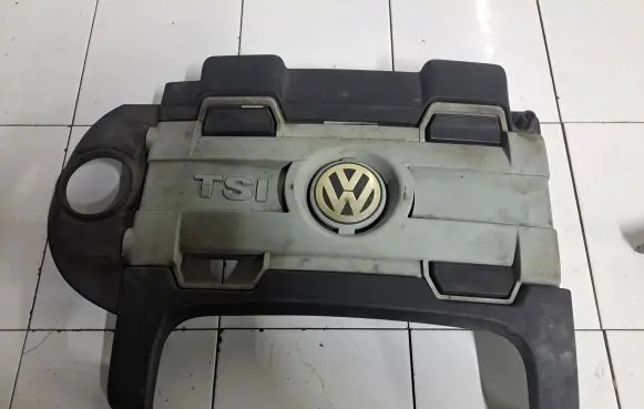 Volkswagen Jetta V Engine cover (trim) 03C103925J