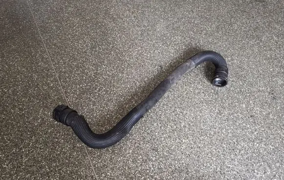 Volvo V70 Engine coolant pipe/hose