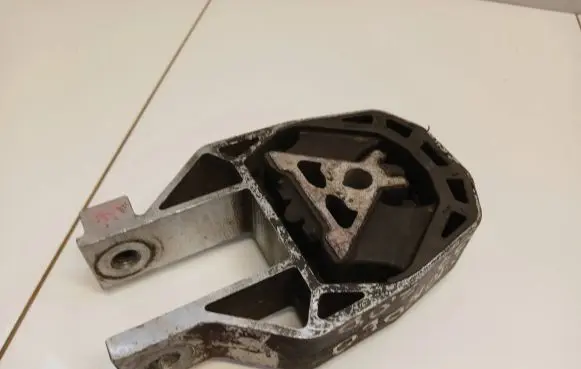 Ford Mondeo MK IV Engine mount bracket