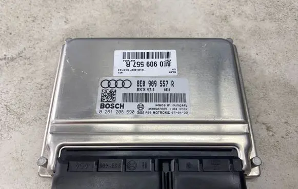 Audi A4 S4 B7 8E 8H Engine control unit/module 8E0909557R 1039S07889 0261208690