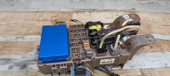 Toyota Corolla E120 E130 Fuse module 8264102040 MB2323008521