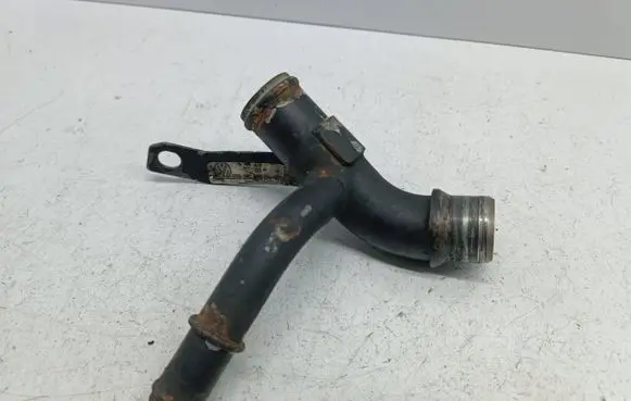 Volkswagen Touareg I Engine coolant pipe/hose 070121065D
