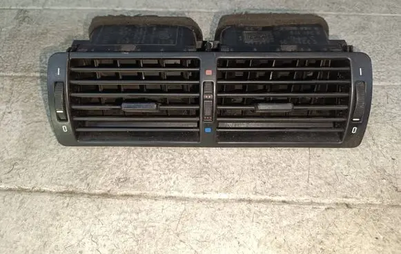BMW 5 E39 Dash center air vent grill 8391179