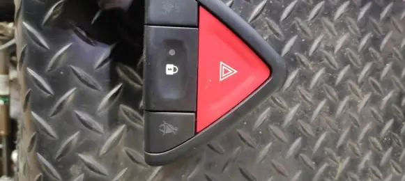 Renault Koleos I Hazard light switch 68485JY00A