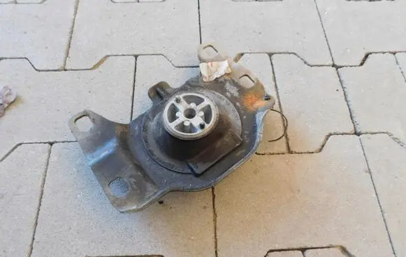 Ford Kuga II Engine mount vacuum valve 