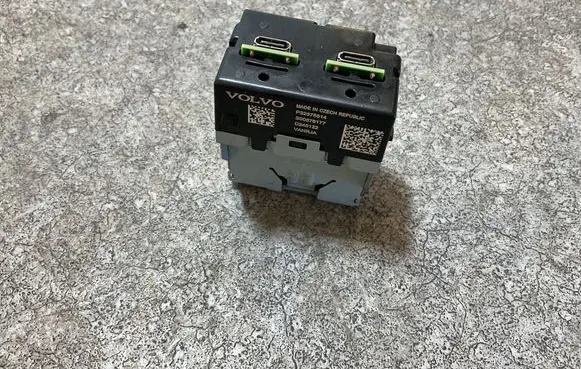 Volvo XC40 USB socket connector 32375814 A2C148254 S00876177