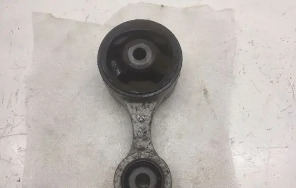Honda Civic Engine mount bracket