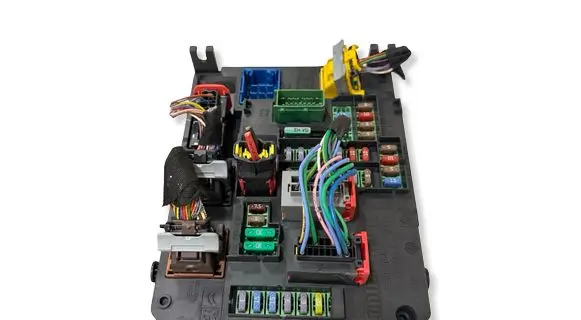 Peugeot 308 Fuse module 9806687880 BSIQ0301 S180204003B