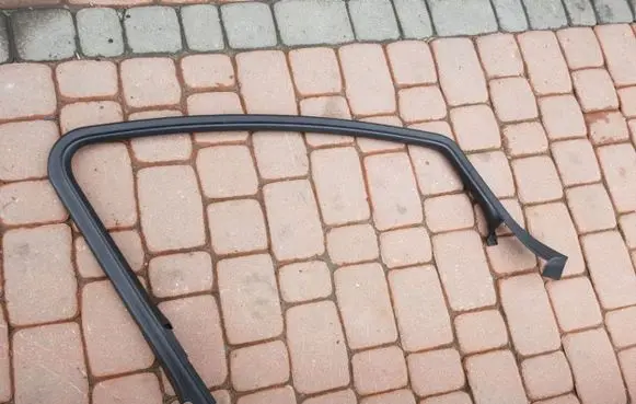 Opel Astra J Other front door trim element 13264851