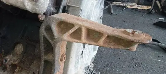 Volkswagen Transporter - Caravelle T4 Engine mounting bracket
