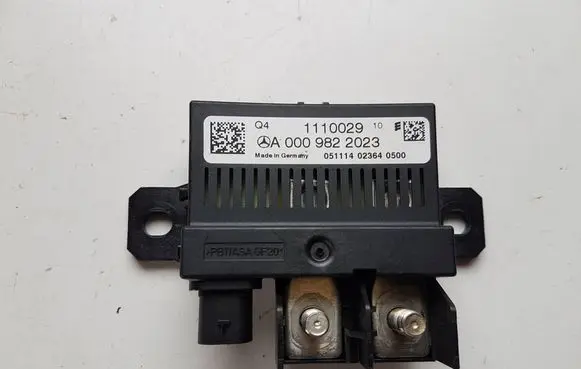 Mercedes-Benz A W176 Charging relay A0009822023