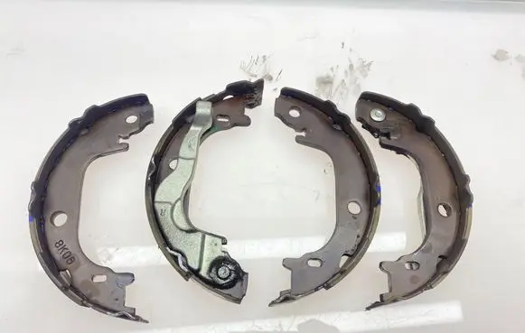 Toyota Prius+ (ZVW40) Handbrake/parking brake pads 