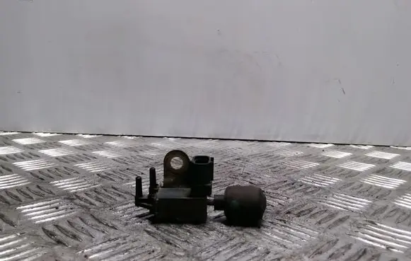 Toyota Avensis T220 Vacuum valve 
