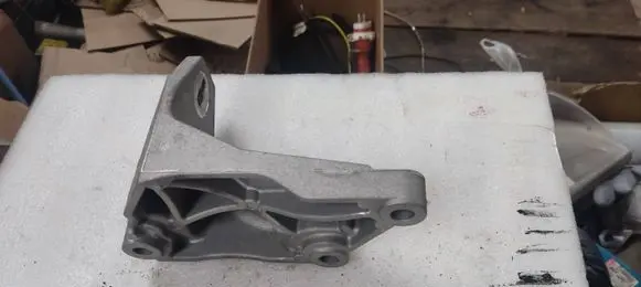 Nissan Leaf II (ZE1) Engine mounting bracket