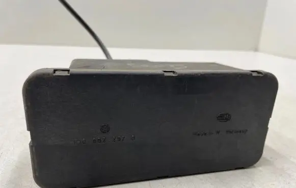 Volkswagen Golf III Central locking vacuum pump 1H0962257G