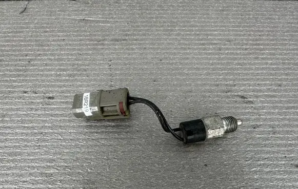 Nissan Patrol Y60 Reversing light switch sensor 32005K1011