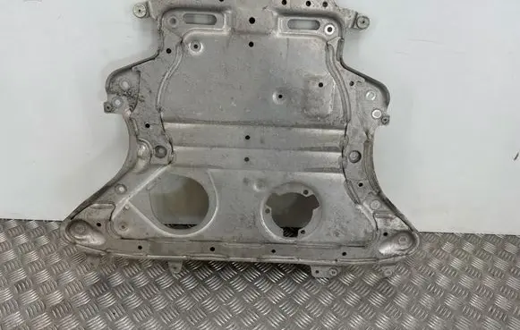 BMW 5 G30 G31 G38 Engine splash shield/under tray 6887546