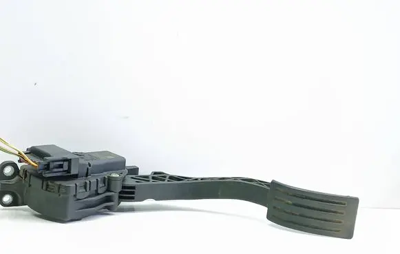Accelerator throttle pedal