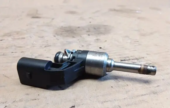 Volkswagen Golf V Fuel injector 03C906032E