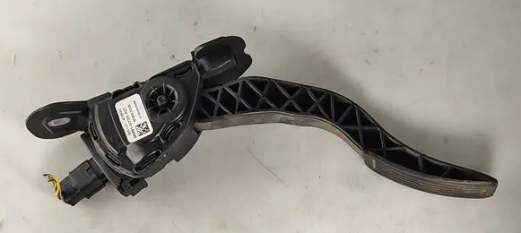Accelerator throttle pedal