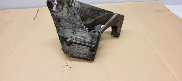 Volkswagen Touareg I Engine mounting bracket 070199307A
