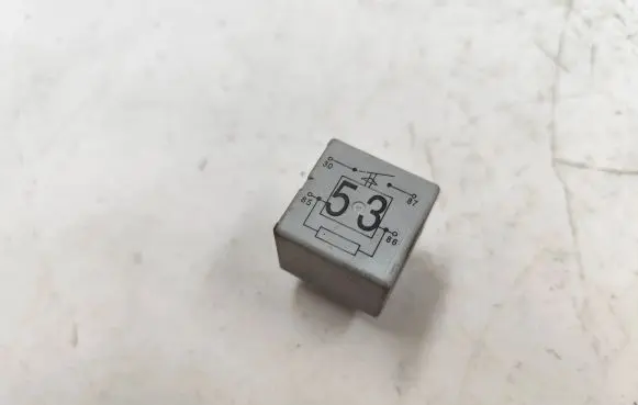Volkswagen PASSAT B4 Other relay 141951253B 20240072 PA66GF30