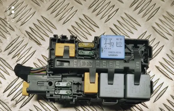 Peugeot 308 Fuse module 9806192580