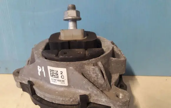 BMW 1 F20 F21 Engine mount bracket 6787659