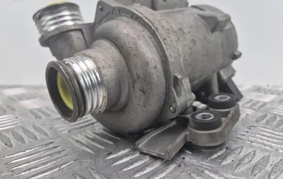 BMW 5 F10 F11 Water pump 7583836
