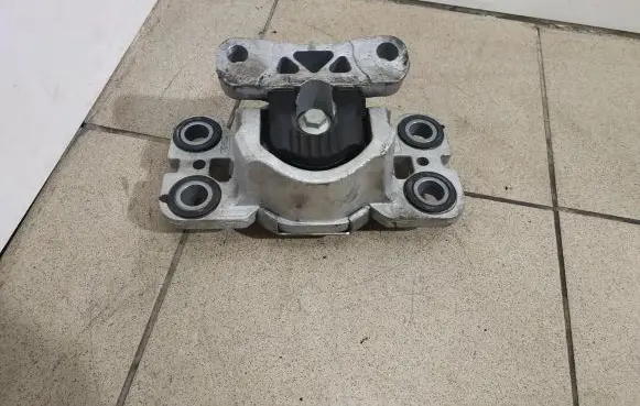 Land Rover Discovery Sport Engine mount bracket G3035191
