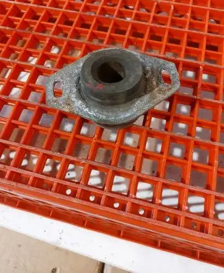 Peugeot 406 Engine mount bracket 96043388