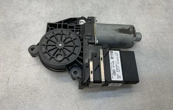 Volkswagen Golf VI Rear door window regulator motor 8P7959811B
