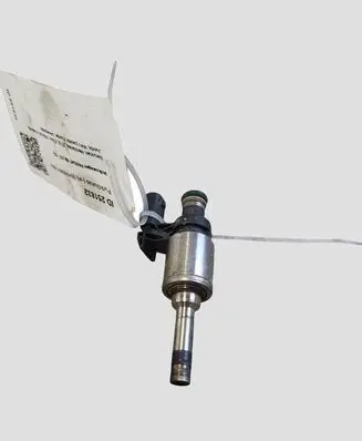 Volkswagen PASSAT B8 Fuel injector 04E906036AF