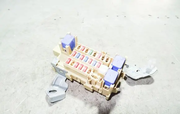 Infiniti Q50 Fuse module
