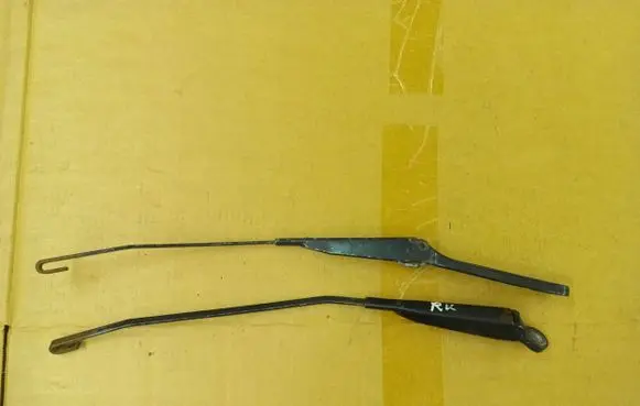 Renault Kangoo I Front wiper blade arm 8200158098 8200158096