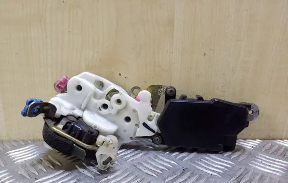 Subaru Forester SF Front door lock