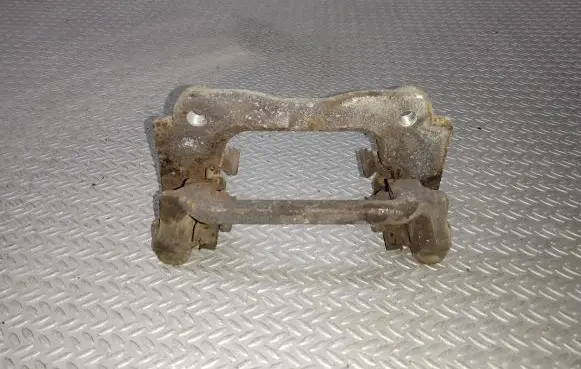 Toyota Avensis T250 Brake caliper pad carrier rear 0204Y01338