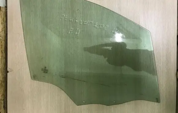 Peugeot 208 Front door window glass four-door 43R000464