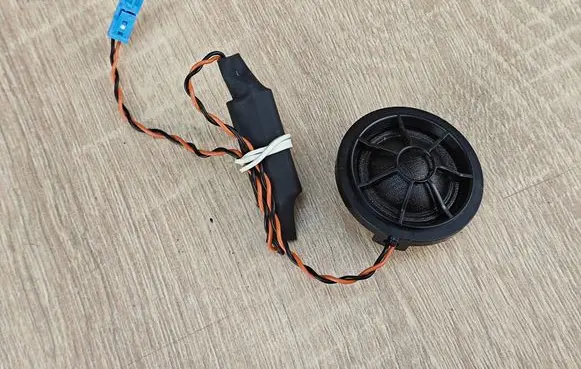 Front door high frequency speaker