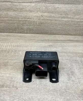 Mercedes-Benz C W203 Glow plug pre-heat relay 0255452832 899075000